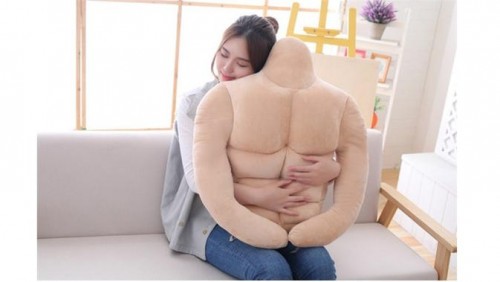 Seorang perempuan saat memeluk banyal sixpack. (Foto: istimewa)