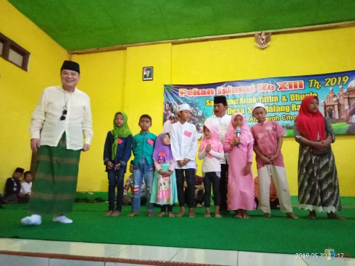 Suasana saat Direksi PT ACA membagikan hadiah kepada para anak yatim (Anggara Sudiongko/MalangTIMES)