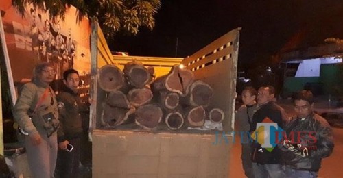 Barang bukti kayu hasil curian saat diamankan petugas kepolisian, Kecamatan Poncokusumo (Foto : Polsek Poncokusumo for MalangTIMES)