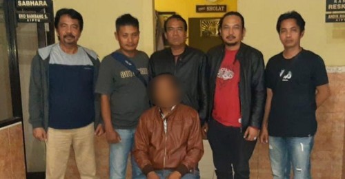 Teguh Santoso (duduk) tersangka kasus penganiayaan saat diamankan polisi, Kecamatan Poncokusumo (Foto : Polsek Poncokusumo for MalangTIMES)