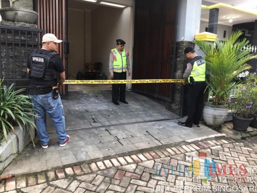 Rumah milik warga yang menjadi sasaran maling saat dipasangi garis polisi oleh petugas. (Foto : Dokumen MalangTIMES)