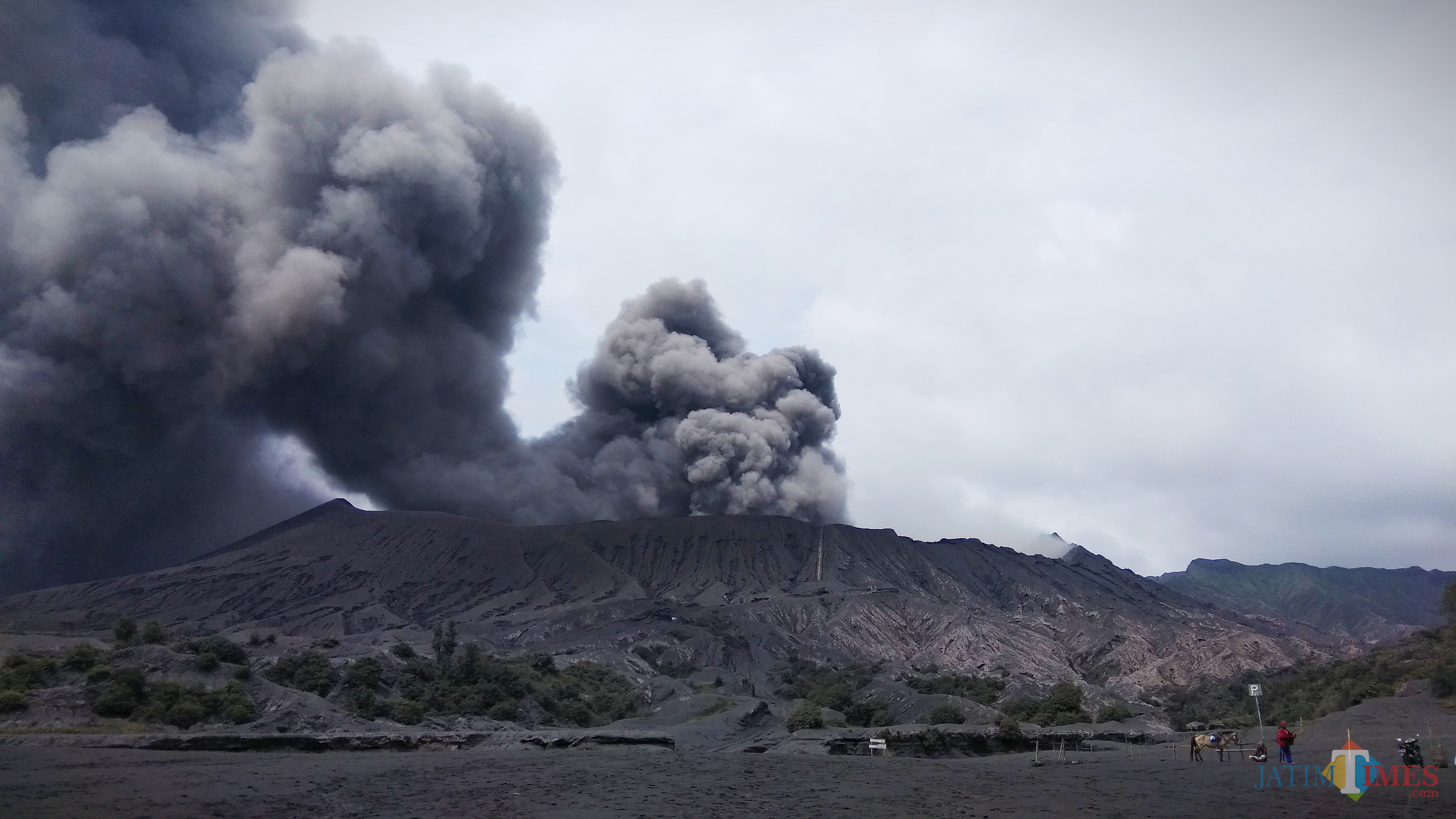Keindahan Gunung Bromo saat erupsi pada Maret 2019 lalu. (Foto: Nurlayla Ratri/MalangTIMES)