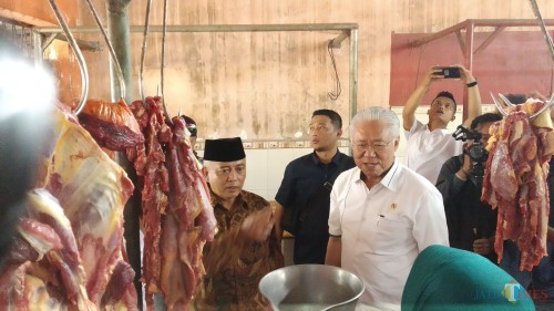 Menteri Perdagangan Enggartiasto Lukita (kemeja putih) saat cek harga daging di Pasar Singosari. (Pipit Anggraeni/MalangTIMES).