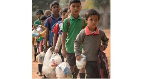 Para siswa berbaris sambil membawa sampah plastik. (Foto: instagram Akhsar_foundation)