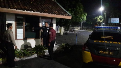 Petugas saat melakuaknpatrooli perumahan dan berkordinasi dengan security (ist)