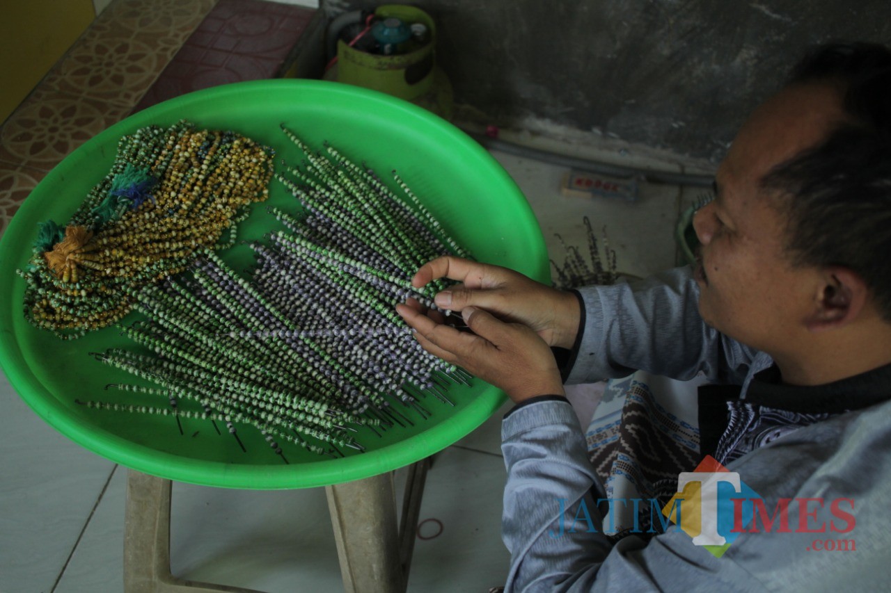 Produksi tasbih manik-manik dari limbah plastik di Malang terkendala tenaga kerja dan bahan baku. (Foto: Nurlayla Ratri/MalangTIMES)