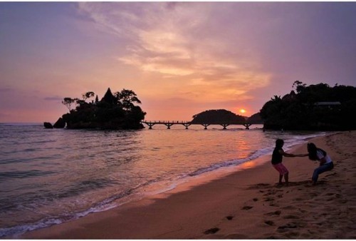 Sunset pantai Balekambang (ilovemalang.net)