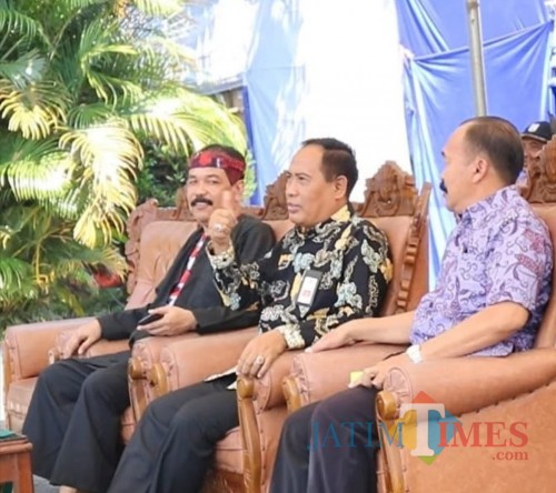 Tengah : M Hidayat Kepala Dinas Pendidikan Kabupaten Malang (Disdik Kab Malang)
