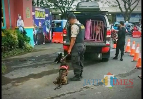 Unit K9 Polres Malang Kota yang ikut disiagakan dalam pengamanan arus mudik Lebaran 2019 di Stasiun Kotabaru. (Foto: Dokumen MalangTIMES)