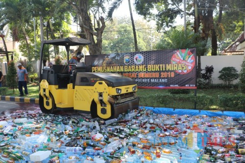 Barang bukti miras yang didapat selama Ramadan saat dimusnahkan di halaman Polres Malang, Kabupaten Malang (Foto: Humas Polres Malang for MalangTIMES)