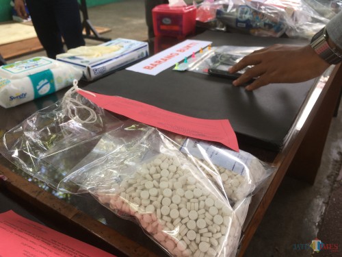 Barang bukti pil koplo saat disita petugas Satreskoba Polres Malang (Foto: Ashaq Lupito / MalangTIMES)