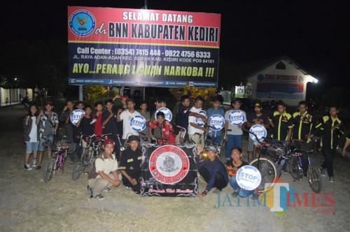 Komunitas lowrider Kediri usai bersepeda dan bagi takjil di kantor BNN Kabupaten Kediri. (eko Arif s /JatimTimes)