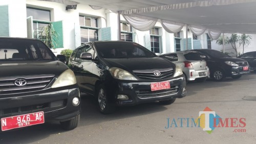 Mobil Dinas yang terparkir di Halaman Balai Kota Malang (Pipit Anggraeni/MalangTIMES).