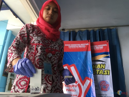 Petugas saat menganalisa urin dari peserta rehabilitasi pecandu narkoba (Foto : Ashaq Lupito / MalangTIMES)