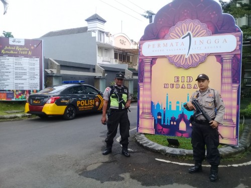 Petugas yang melakukan patroli dikawasan perumahan (Polsek Lowokwaru)
