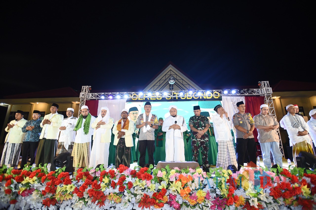 Suasana bersholawat dan itikaf yang berlangsung di halaman depan Polres Situbondo (Foto: Heru Hartanto / SitubondoTIMES)