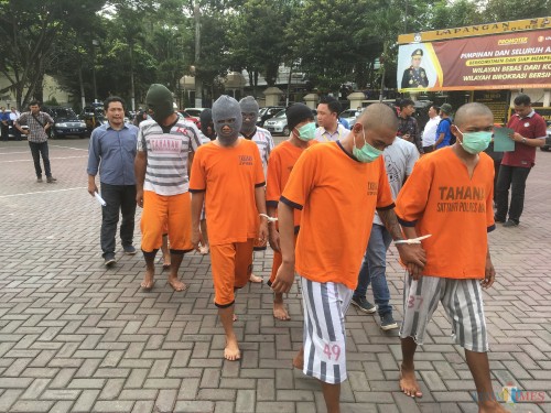 Tersangka kasus narkoba yang sempat ditahan Polres Malang saat menjalani serangkaian tes TAT di BNN Kabupaten Malang (Foto : Ashaq Lupito / MalangTIMES)