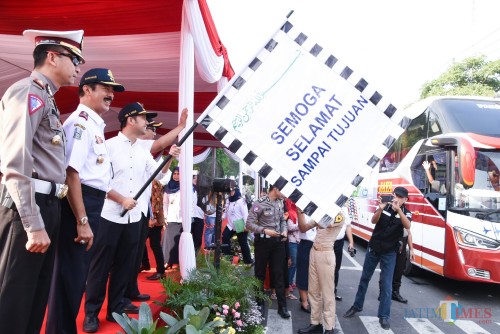 Wagub Emil ketika memberangkatkan pemudik gratis