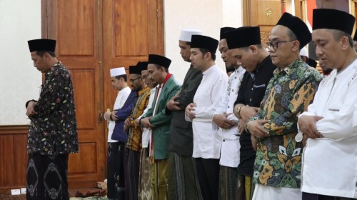 Wakil Gubernur Jawa Timur Emil Dardak bersama Gus se Jatim laksanakan salat ghaib untuk almarhum istri Presiden ke enam RI Susilo Bambang Yudhoyono, Ani Yudhoyono di Gedung Grahadi Jatim (Humas Pemprov Jatim for MalangTIMES).