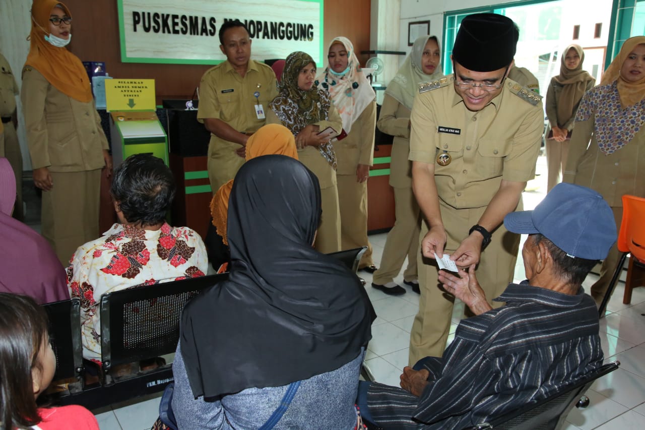 Bupati Abdullah Azwar Anas berinteraksi dengan masyarakat saat sidak di Puskesmas Mojopanggung