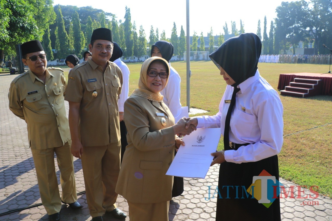 Bupati Jombang Hj Mundjidah Wahab menyerahkan SK CPNS seusai gelar apel dan halal bihalal di lapangan pemkab Jombang. (Foto : Adi Rosul / JombangTIMES)