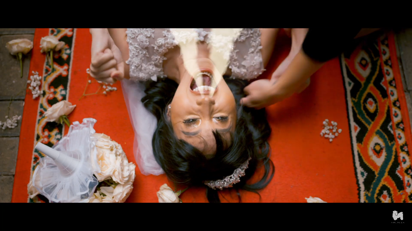 Cuplikan Lucinta Luna saat terjatuh. (Foto: youtube Visinema Pictures)