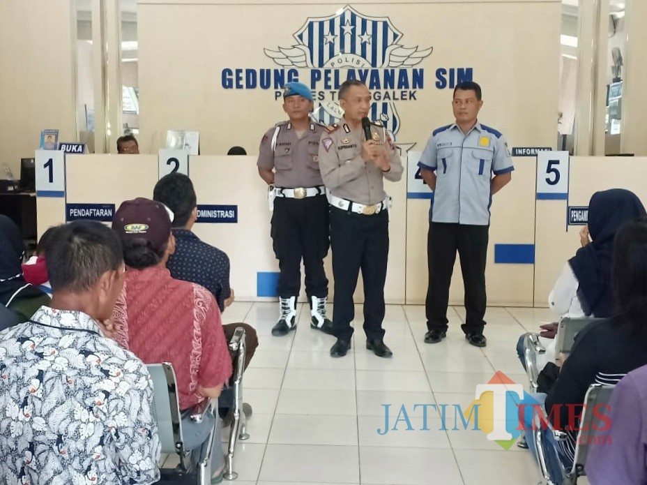 Kasatlantas Polres Trenggalek AKP Suprihanto bersama anggota berikan pemaparan terhadap para pemohon SIM