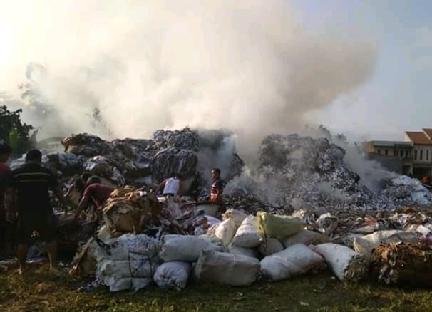Kepulan asap yang muncul dari kebaran kertas (istimewa))