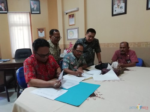 Nazarudin Hasan Ketua Tim Sidak (kanan) bersama Eko Darmawan Sekdin Tenaga Kerja dan tim saat sidak kehadiran pegawai di Disnaker (Nana)