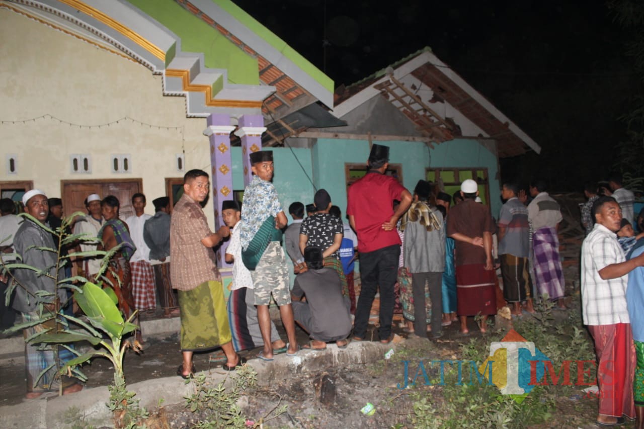 Rumah oeang tua Suroso yang dirusak warga menjadi tontonan warga (Agus Salam.Jatim TIMES)