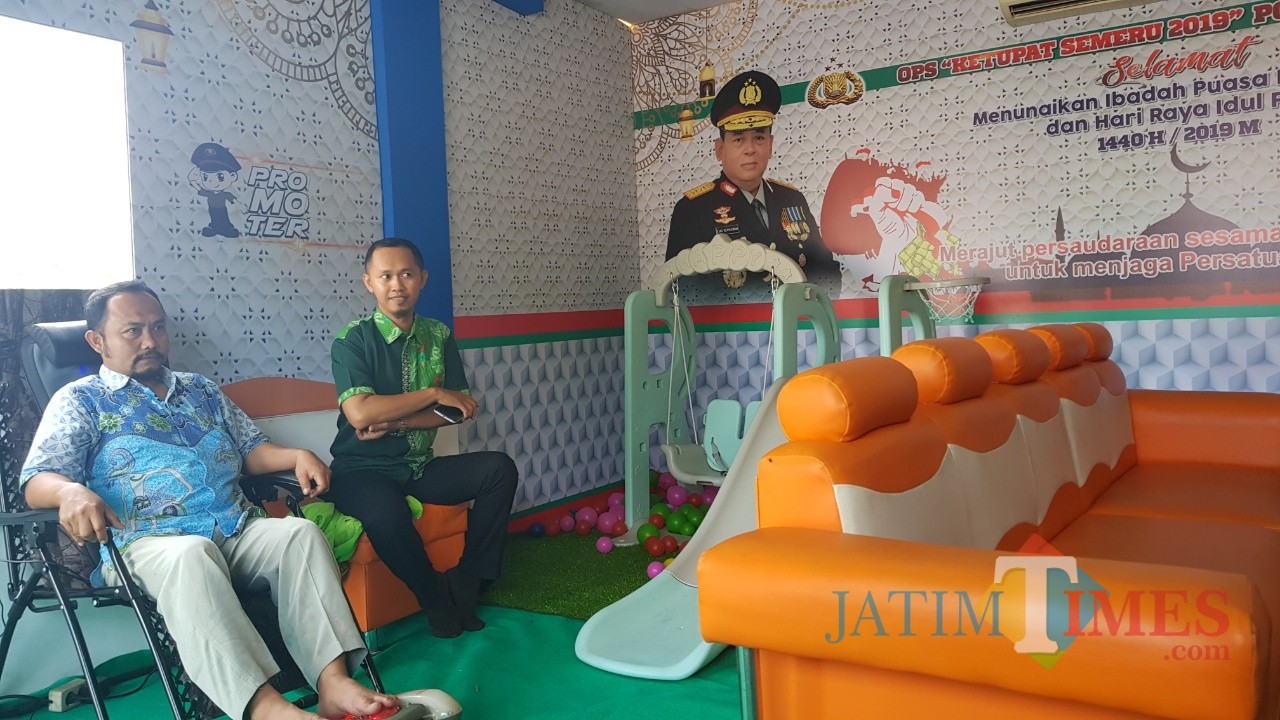 Salah seorang pemudik yang beristirahat di pos pelayanan Jl KH Wahid Hasyim Jombang. (Foto : Adi Rosul / JombangTIMES)