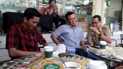 Shoim Abdullah (baju kotak-kotak) saat bersama sejumlah wartawan usai acara halalbihalal. (foto : Moh. Ali Makrus / Jatim TIMES)