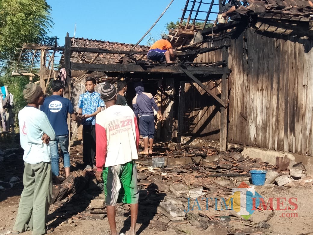 Situasi rumah Dedi yang terbakar (Foto Sony Haryono / Situbondo TIMES)