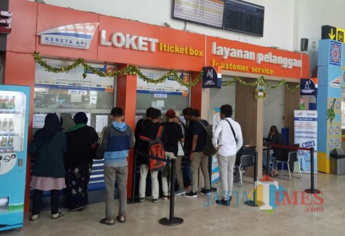 Suasana antrean pembelian tiket di Stasiun Kotabaru Malang, hari ini (10/6/2019) atau H+4 Lebaran 1440H. (Foto: Nurlayla Ratri/MalangTIMES)