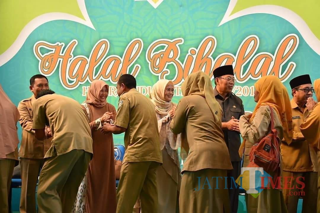 Suasana halal bi halan yang berlangsung di pendopo kabupaten (Foto Sony Haryono / Situbondo TIMES)