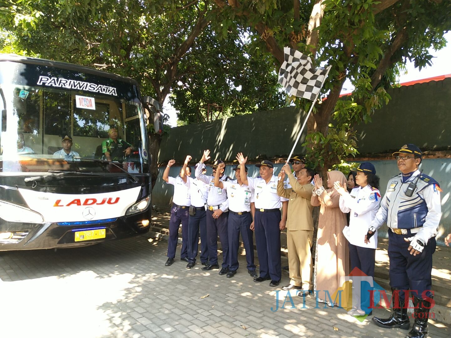 Wabup Situbondo (pegang bendera) saat melepas bus penumpang arus balik mudik gratis. (Foto Heru Hartanto / Situbondo TIMES)