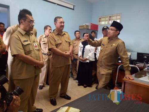 Wali Kota Malang Sutiaji (kenakan kopiah) ketika melakukan sidak di kompleks kantor OPD di Jl. Bingkil Kota Malang (Muslimin/MalangTIMES).