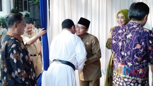 Wali Kota Malang Sutiaji (tengah, berkopiah) saat bersalaman dalam kegiatan halalbihalal. (Arifina Cahyanti Firdausi/MalangTIMES)