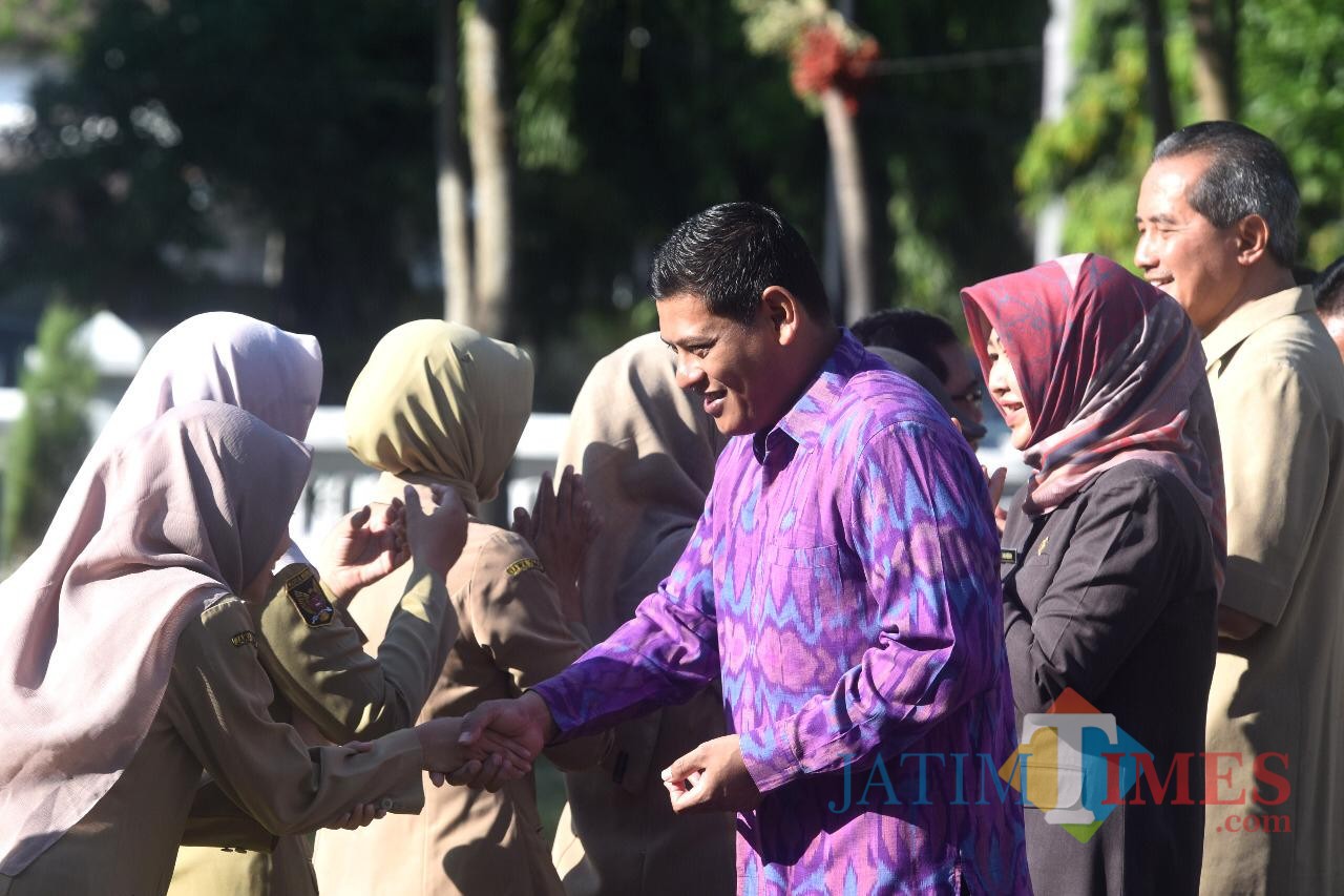 Wali Kota Kediri Abdullah Abu Bakar halalbihalal bersama bersama seluruh pegawai Pemkot Kediri. (eko Arif s /JatimTimes)