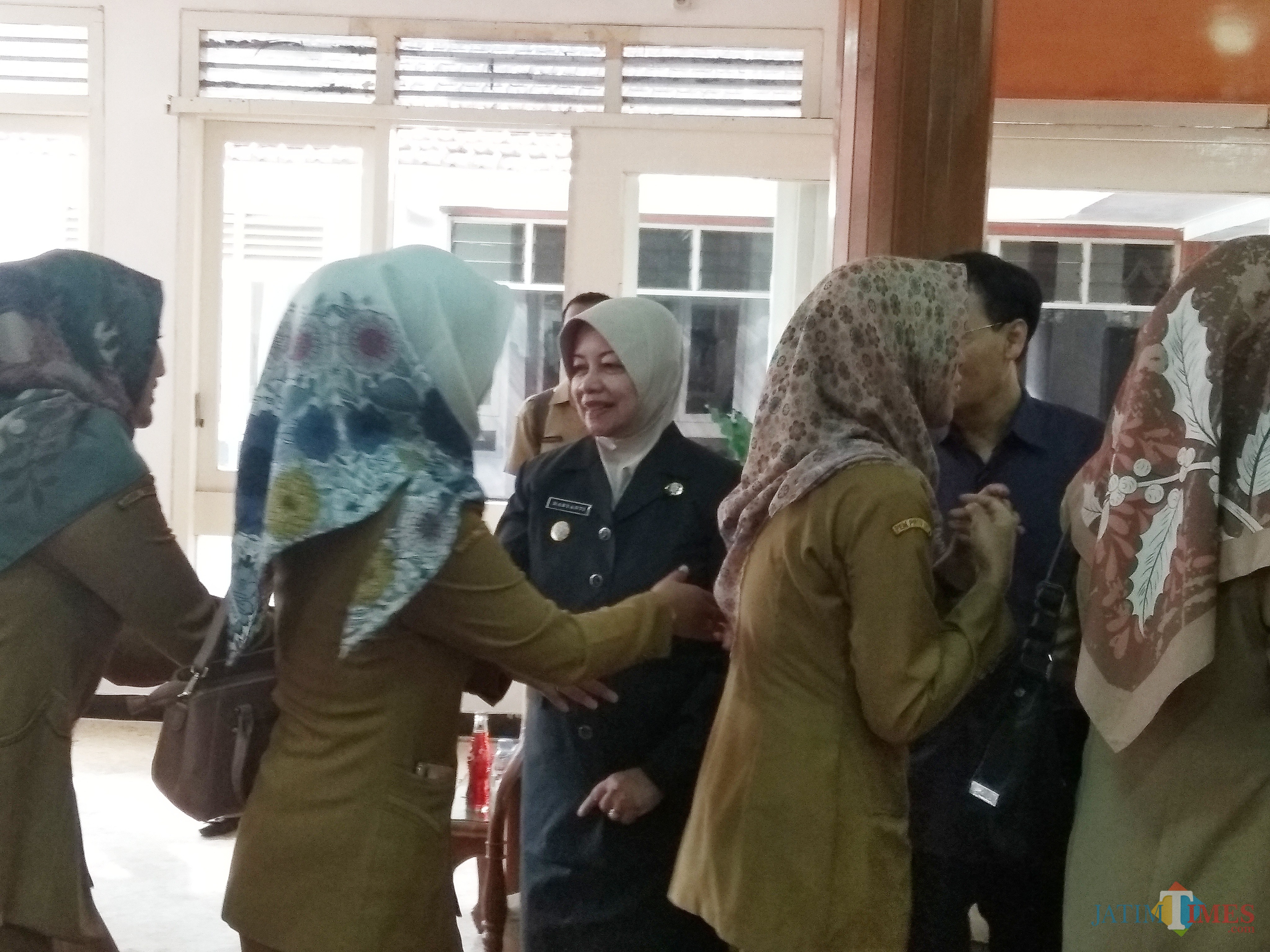 Bupati Kediri Hj Haryanti Sutrisno menyalami para ASN dalam acara halalbihalal di pendopo. (eko Arif s /JatimTimes)