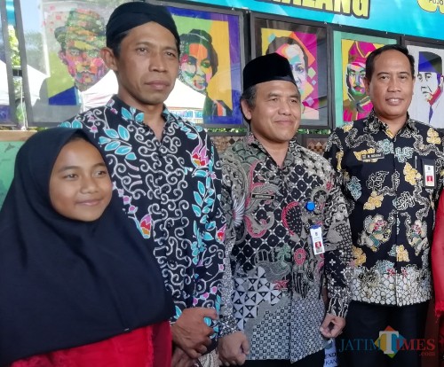 Dua dari kanan : Abdurachman atau Gus Dur yang kini disoal terkait jabatan barunya sebagai Direktur RSUD Kanjuruhan (Nana)