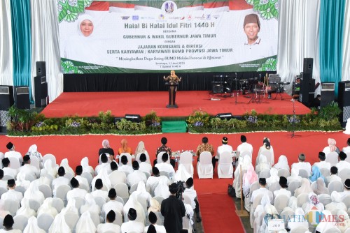 Gubernur Jatim Khofifah ketika silaturahmi bareng karyawan BUMD Jatim.