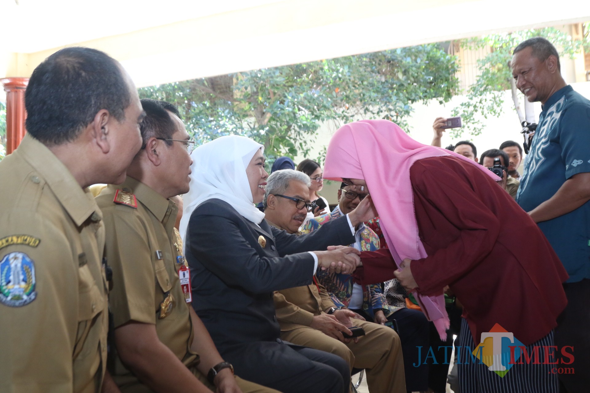 Gubernur Khofifah ketika melakukan pemantauan pengambilan pin