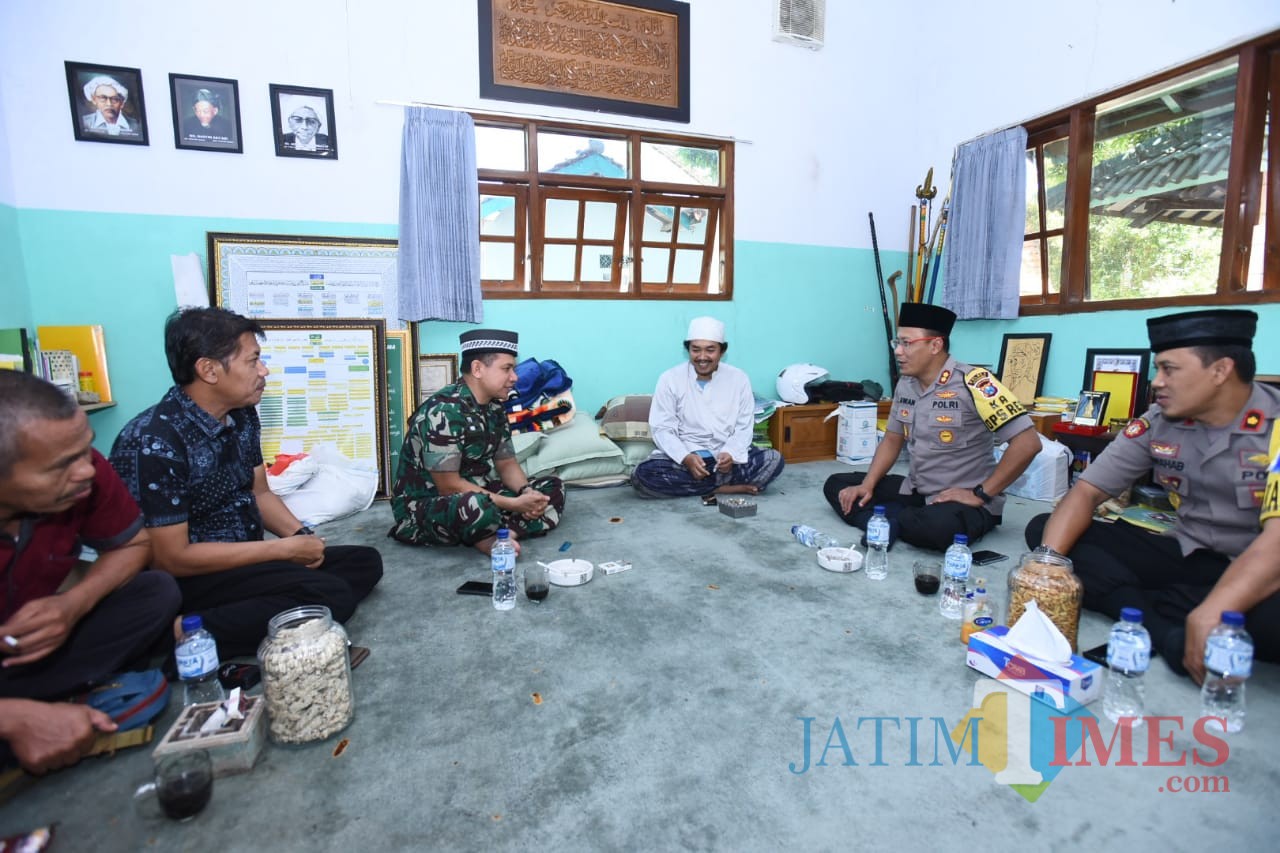 Kapolres bersama Dandim saat bersilaturahmi ke KHR. Kholil Asad Syamsul Arifin (Foto: Heru Hartanto/ SitubondoTIMES)