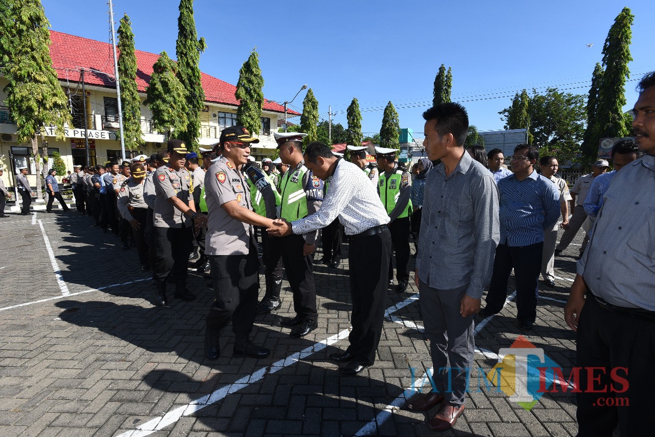 Kapolres usai pimpin apel langsung melaksanakan halal bihalal ke anggota (Sony Haryono / SitubondoTIMES)