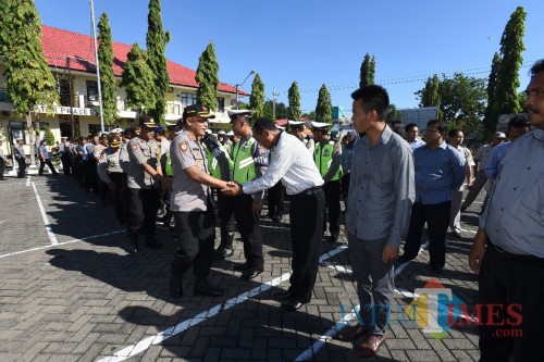 Kapolres usai pimpin apel langsung melaksanakan halal bihalal ke anggota (Sony Haryono / SitubondoTIMES)