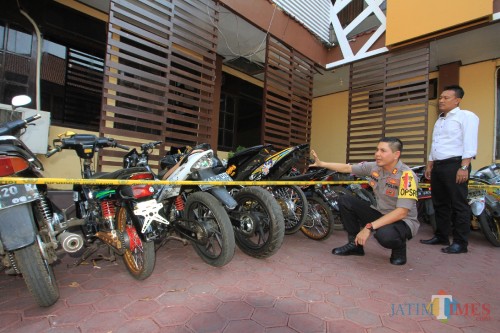Kapolresta saat memeriksa dan melihat sepeda motor hasil razia malam takbiran (Agus Salam.Jatim TIMES)