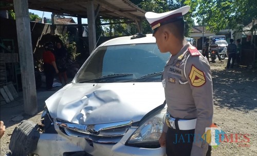 Kondisi mobil Avanza setelah menabrak dua sepeda motor.