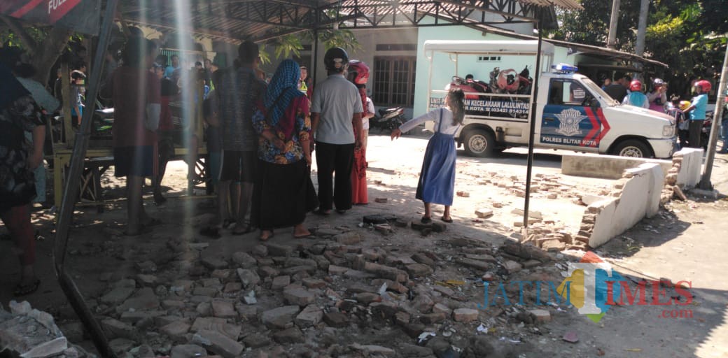 Polisi mengevakuasi korban dan motor korban dari lokasi kecelakaan