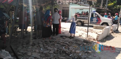 Polisi mengevakuasi korban dan motor korban dari lokasi kecelakaan